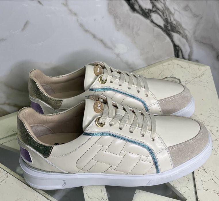 продам новые кроссовки ilvi- 39рр