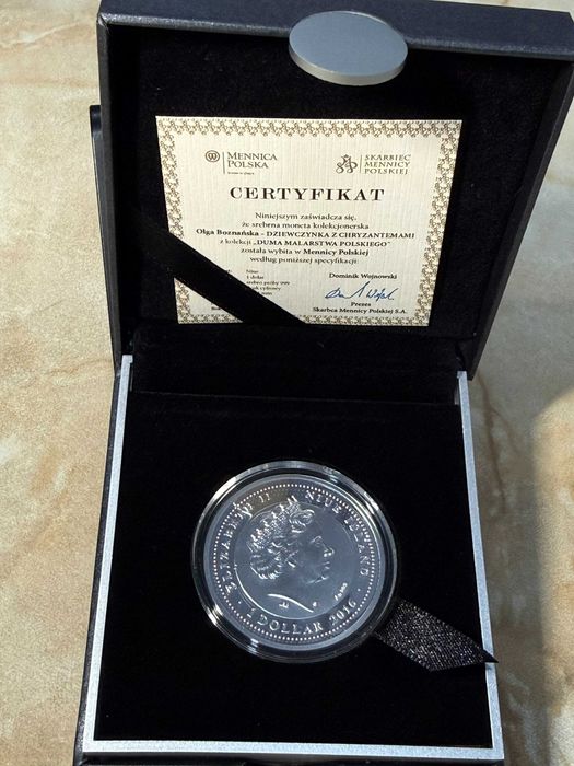 Серебряная монета Девочка с Хризантемами