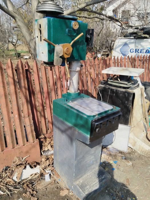 Mașina de găurit cu coloana 700 kg