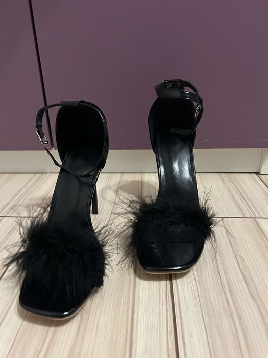 Черни токчета с пух