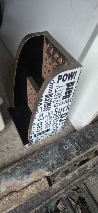 Продавам поставки за червила или парфюми.