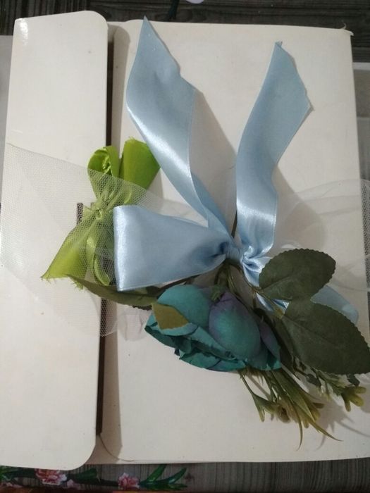 Подарочные коробки  белого цвета и серого