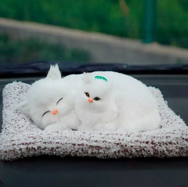 Мягкая Игрушка Спящая на подушке на панеле машины