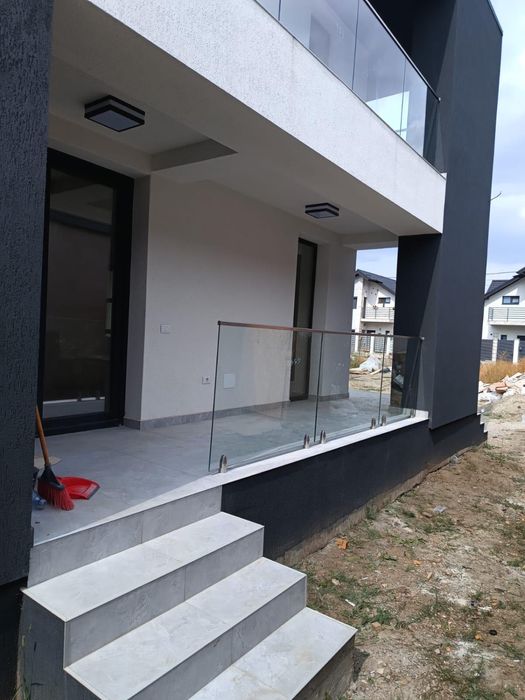 Balustrada din sticla securizata fixata in profil menghina