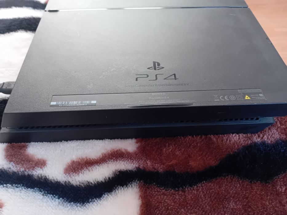 Vând ps4 in stare buna