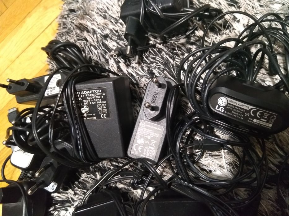 Зарядни за телефони/ адаптери