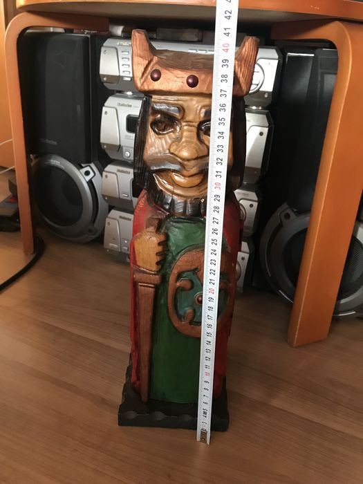 Cutie veche sculptata pentru sticle de vin