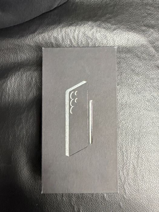 Vând telefon nou 512 gb cu husă încărcător si pen!