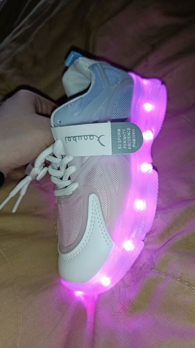 Кроссовки со светящейся подошвой детские