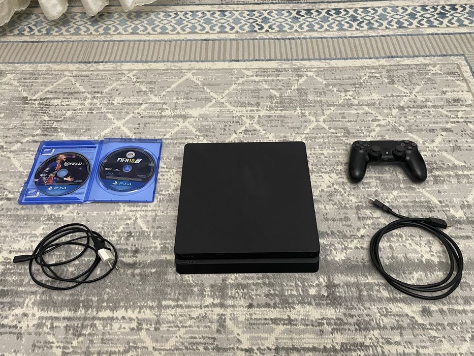 Playstation 4 slim box