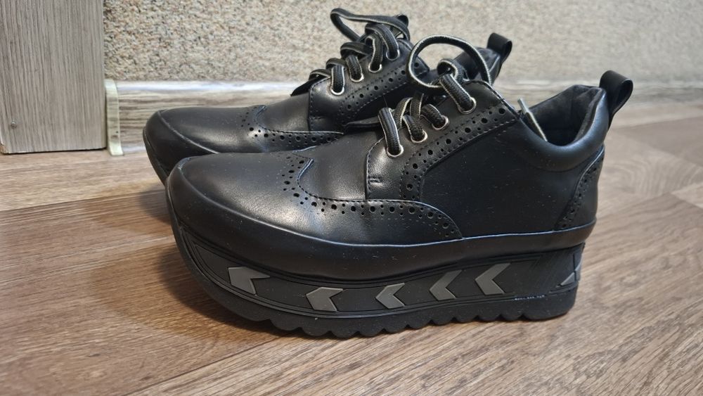 Черные кроссовки броги на танкетке.