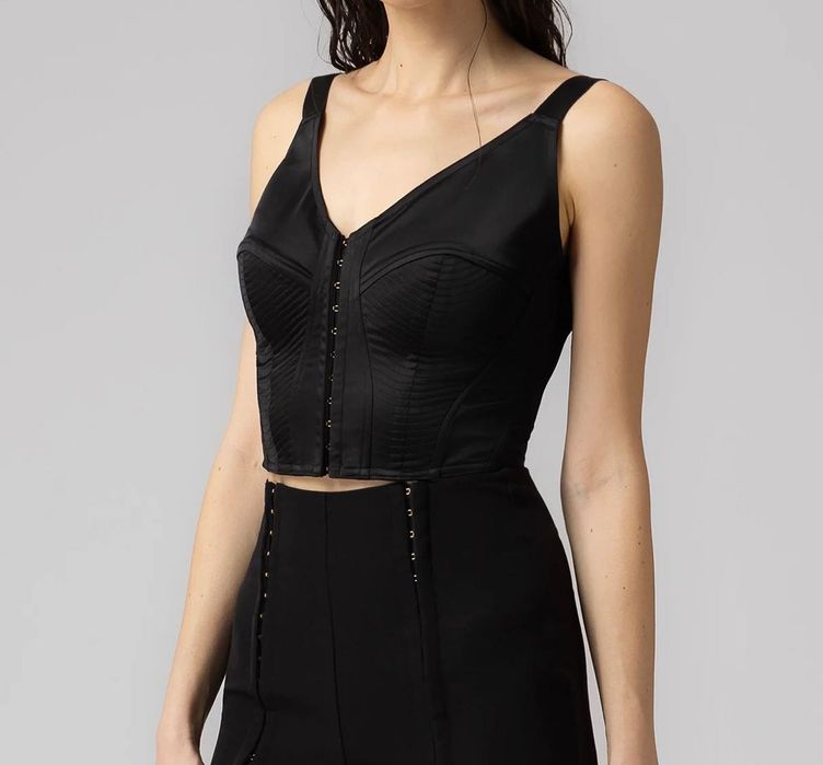 Corset negru mulat nou, din satin italian, pret in magazin 1600 lei