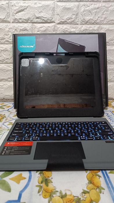 Husa cu tastatura pentru iPad Air de 13 Inch Nillkin ,iluminat,reglab