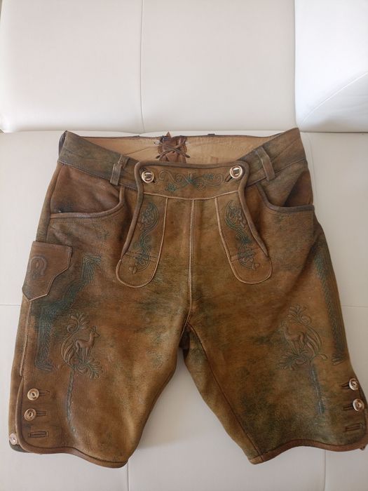 Vând pantaloni tradiționali germani din piele naturala model deosebit.