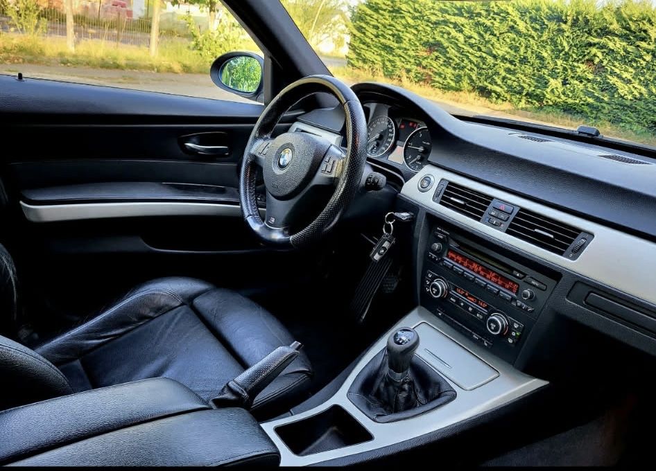 Vand BMW E90 an 2008  pret  usor negociabil