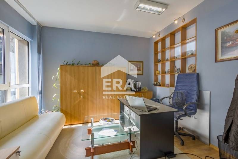 Представителен офис за продажба в идеалния център на София