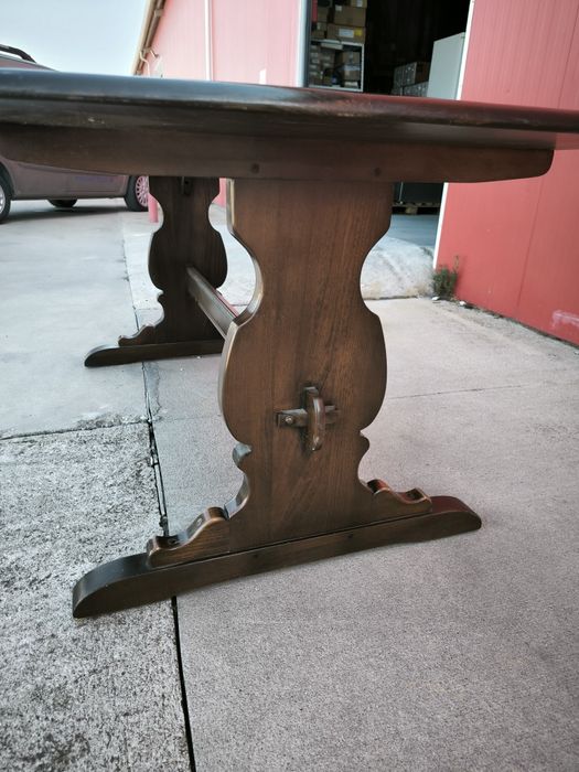 Масивна дървена маса