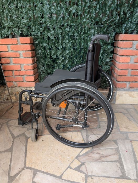 Carut carucior scaun rulant pliabil Quickie handicap dizabilitati