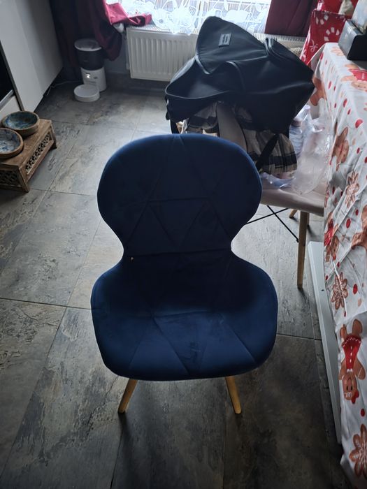 Vând scaune moderne, tapitate, în stare foarte bună,