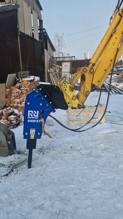 Экскаватор погрузчик 3в1 с гидромолотом