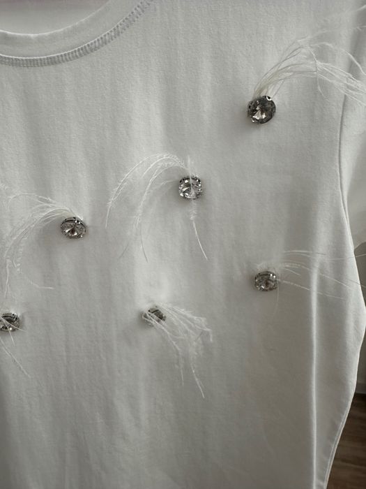 Бяла тениска с камъни и пера