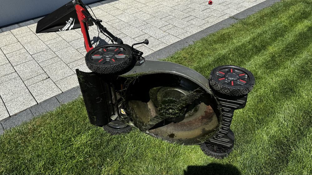 Masina tuns gazon cu acumulatori Milwaukee M18 F2LM53