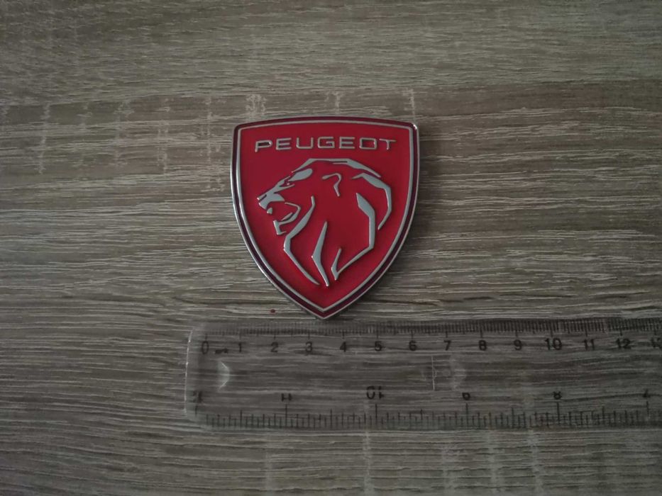 металнa емблема Peugeot червено със сребристо