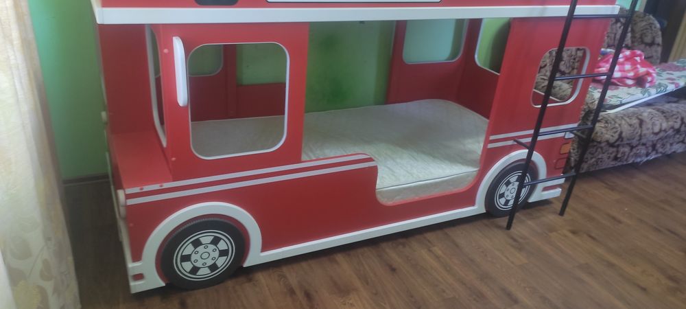 Кровать детская  двухярусная