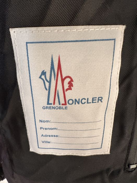 Продавам мъжко яке MОNCLER