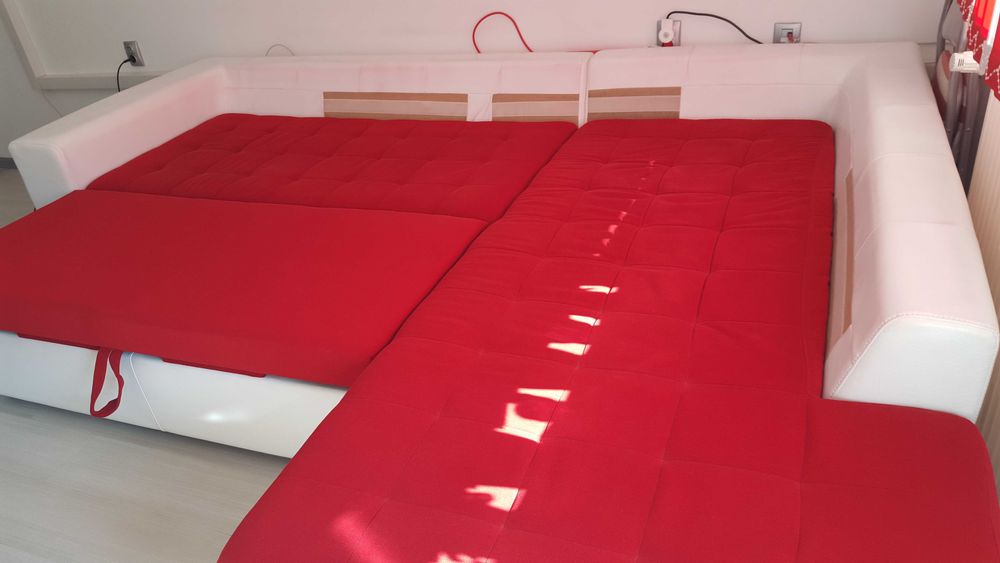 Голям ъглов диван с функция сън