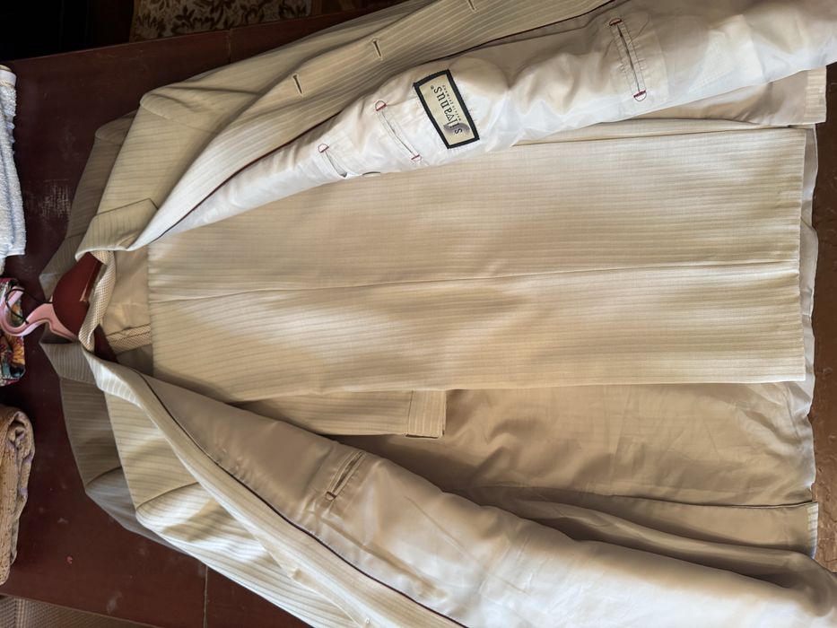 Продам костюмы и пиджак