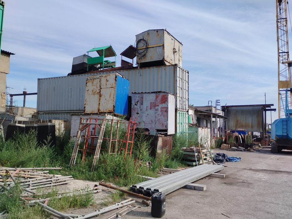Компрессор,бадья для приёма бетона, подмостки, будки .