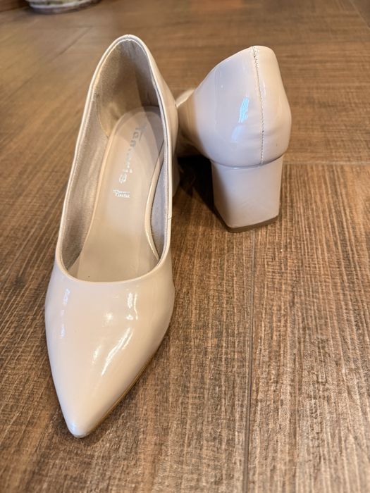 Дамски лачени обувки