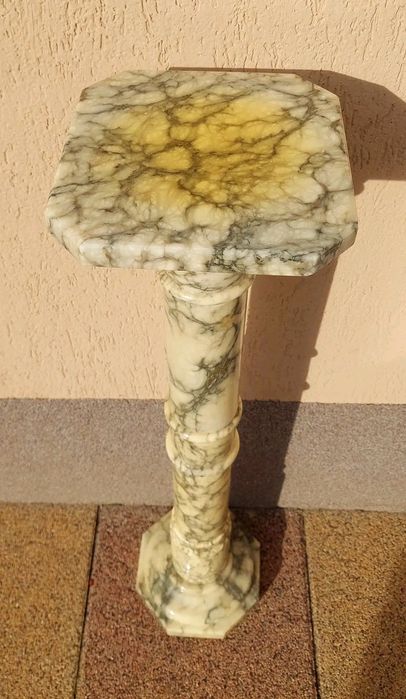 Piedestal din marmură.