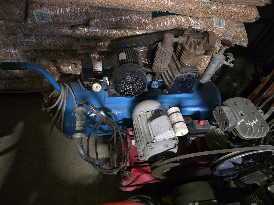 Compresoare curent 380 și 220 de 50 litri 100l litri  150 litrstare de