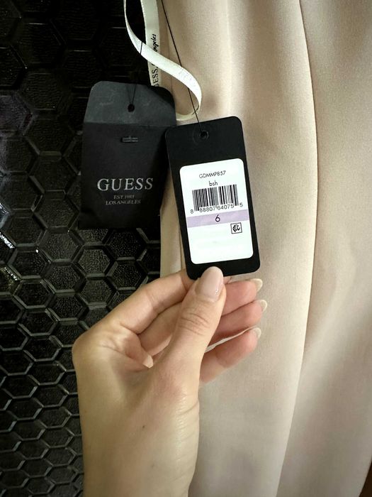 Продавам рокля на марката Guess