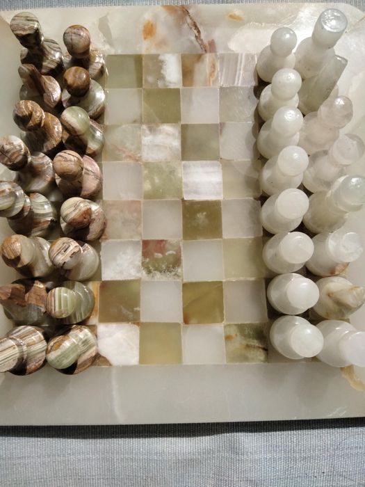 Tabla de șah și piese , realizate din piatra semiprețioasă de onix