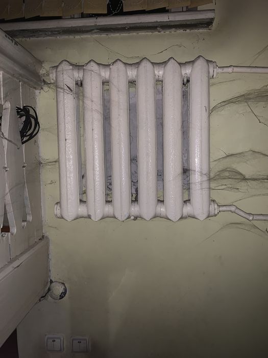 Продаётся чугунный радиатор на 9 секций