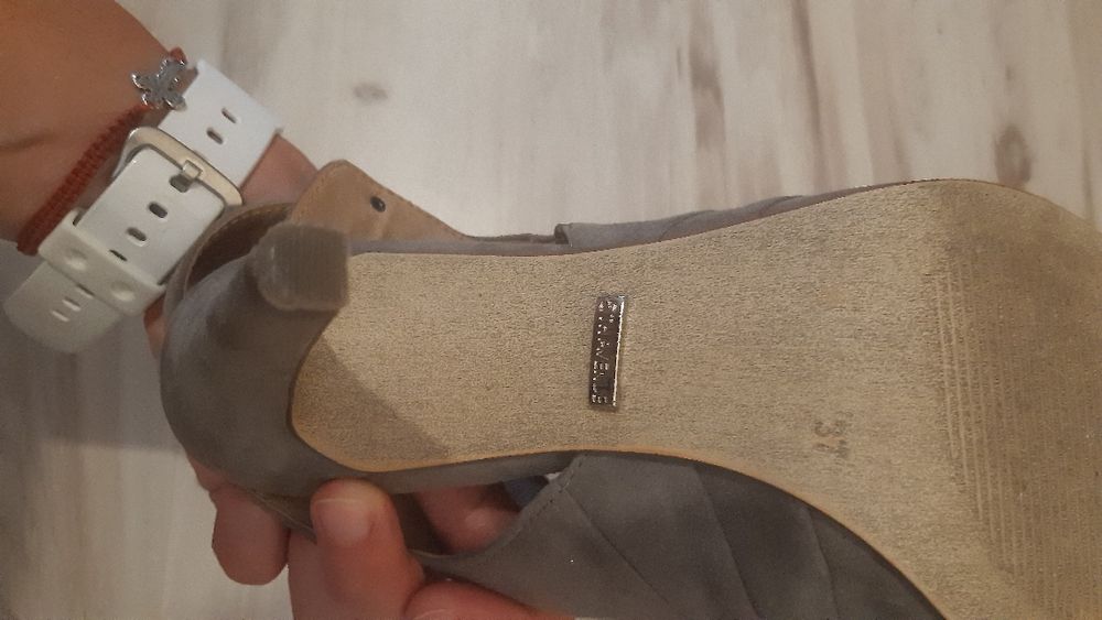 Елегантни сандали на ток