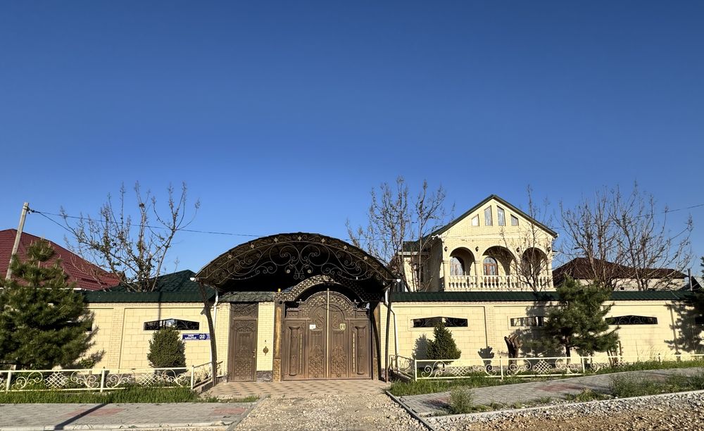 Двухэтажный дом с навесом