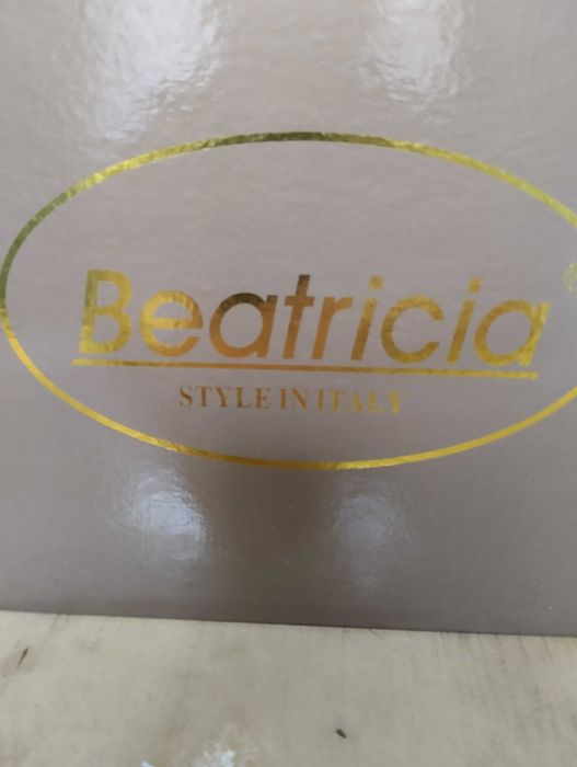 Женские ботинки в продаже.