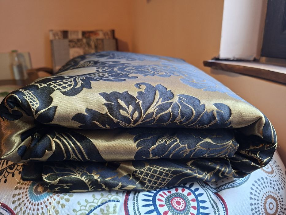 Плат за завеси, плътен, става и за шалте или покривало на диван.