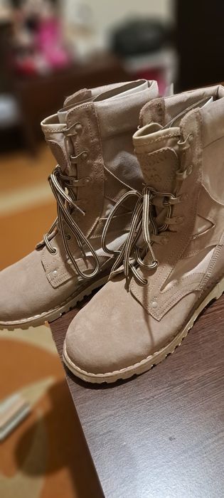 Ținută militară și bocanci de vară.