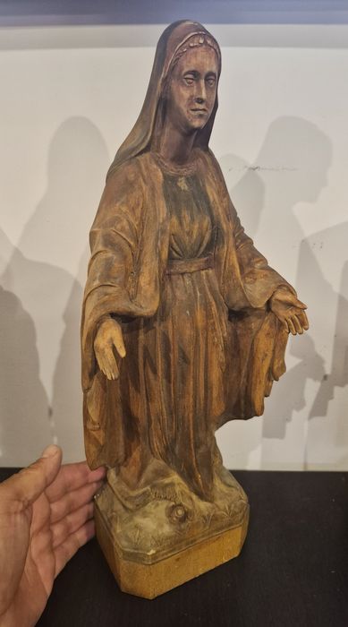 Statuetă sculptură în lemn reprezentând-o pe Fecioara Maria îndurerată, începutul secolului al XX-lea.
