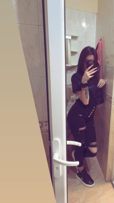 Черни накъсани дънки с висока талия