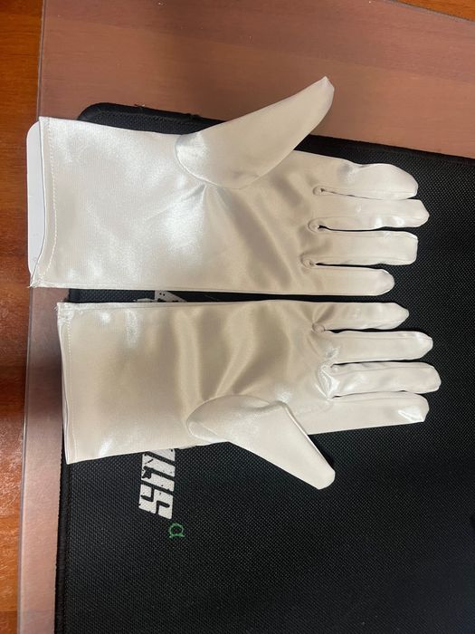 Продаю перчатки белые высокого качества для мероприятий по 30.000