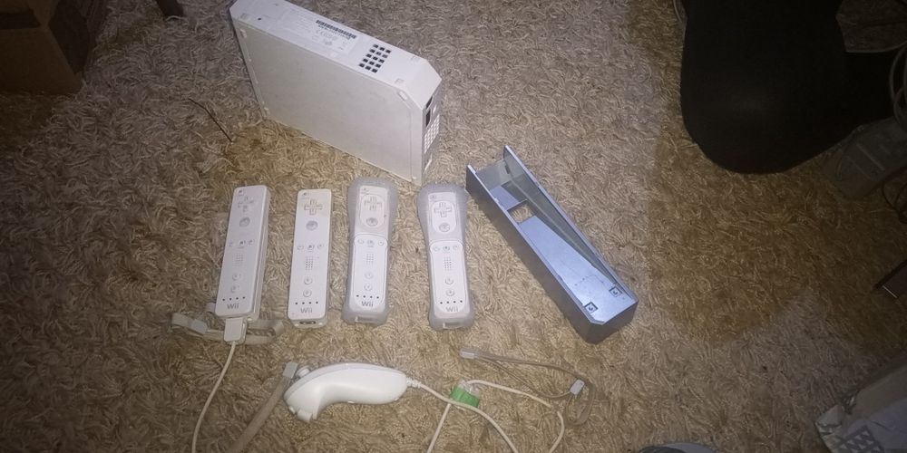 Wii конзола с контролери, кабели и всичко необходимо за игра