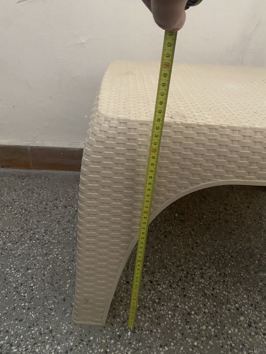 Два стола . Пластмасови, плетени. Алуминиеви крака с подлакътници.