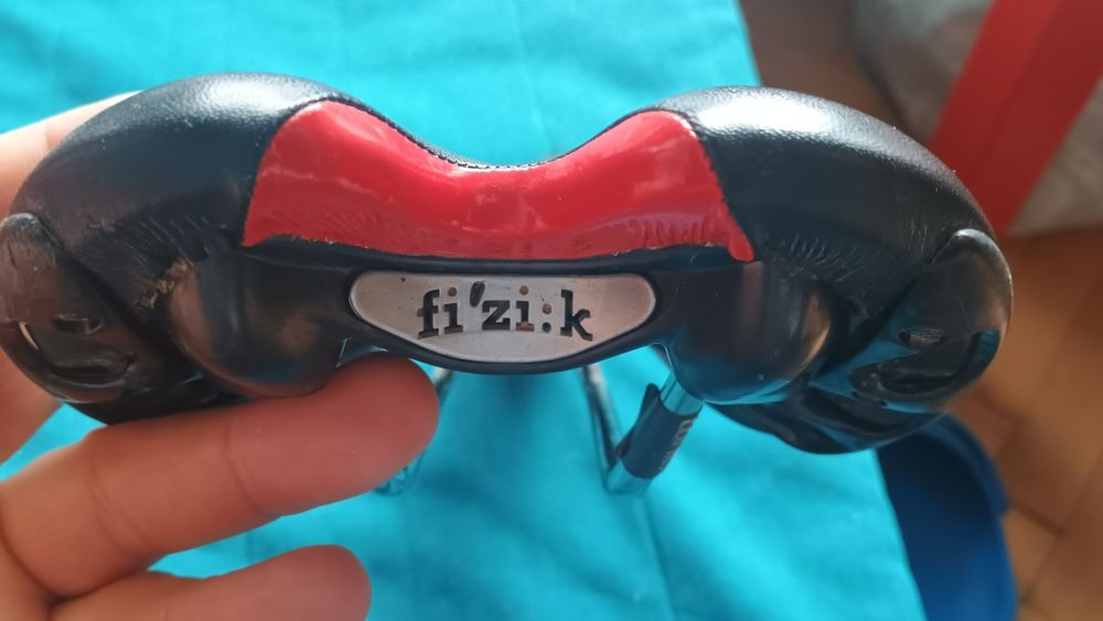 Продавам седалка  Fizik Antares VS Kium Black/Red А0 3041карбонова осн