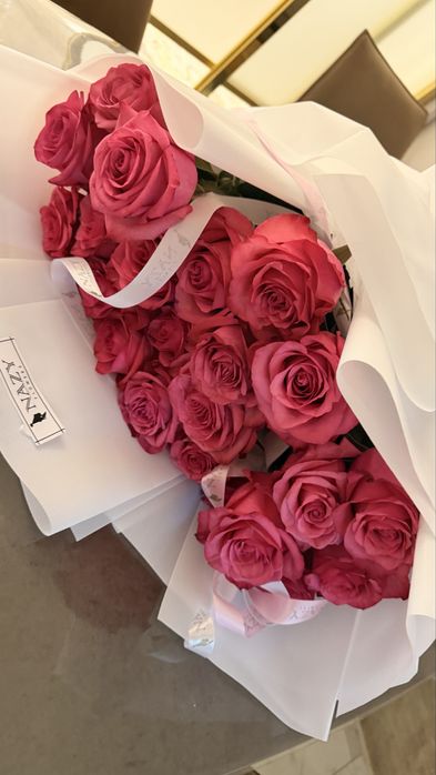 Свежие белые розы